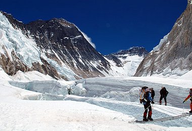 Ankunft Lager II 27.04 rechts im Bild Everest, links Lhotse