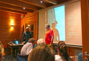 Darshano L. Rieser (links) und Gastgeber Andi Dick (rechts) im TGM-Bootshaus