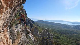 Kurz vor der unteren Höhle Dolna Pec - Staza Kamenih Stupi mit Kuk Baba