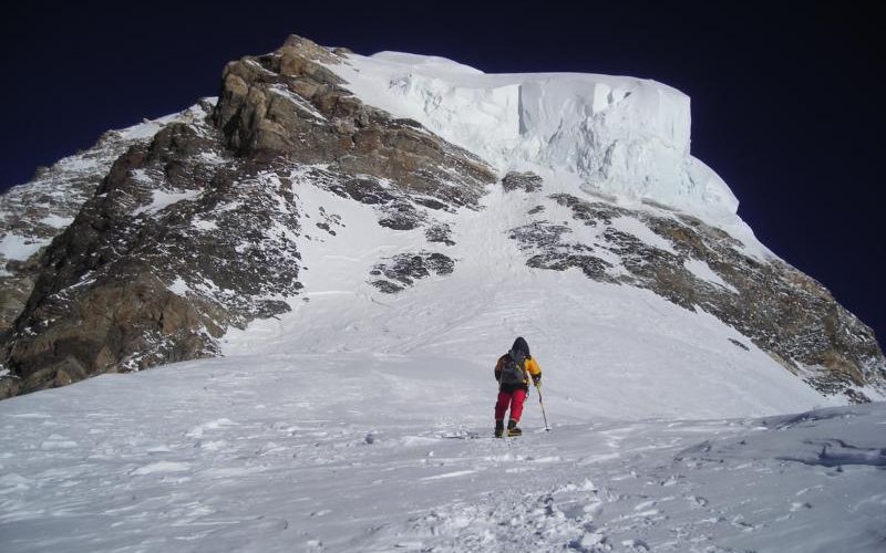 K2 am 2.August 2008: Erst bei Tageslicht realisiert, was geschehen war. Blick von Schulter (8.000m) Richtung Gipfel