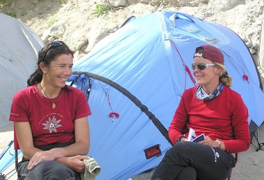 Elisabeth und Alix vor dem Zelt (Trekking ins Basislager