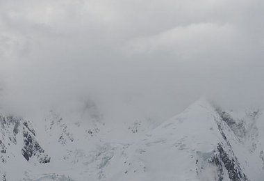 Endlich reißt es auf und der K2 ist zu sehen © Ralf Dujmovits www.amical.de
