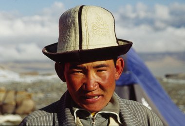 Einheimischen in Westchina werden Uiguren genannt.  Sie sind das größte Turkvolk im chinesischen Uigurischen Autonomen Gebiet Xinjiang, auch Ostturkestan genannt. Die Uiguren gehören zu den älteren Turkvölkern.