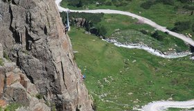 Eine Seilschaft im Zirbenweg - Fernau Kletterpark Stubaital