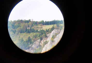 So hat die Bergrettung den AirMarker vom Tal aus durch das Fernglas gesehen. Suchtipp: rechte Bildhälfte auf halber Höhe. (Foto: Bergrettung Hohe Wand)