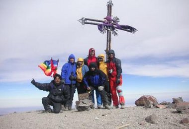 Auf dem Gipfel des "El Misti" - sogar mit Kreuz