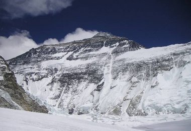 Everest Nordwand mit Windfahnen am Nordgrat