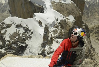 David knapp unterhalb des Gipfels des Nameless Towers im Karakorum © Mammut - C. Rich