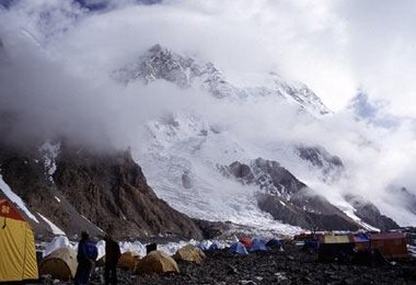 Am Abend reißen die Wolken über dem K2 Basislager auf.