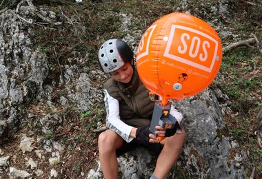 Nachdem die Auslöseeinheit mit einem beherzten Dreh bis zum Anschlag aktiviert wurde, bläst sich der Ballon auf.