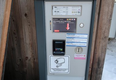 Ein Parkautomat bringt zumindest ein wenig Geld von den Kletterern