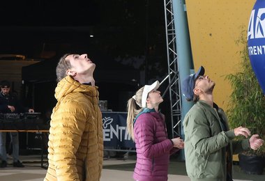 Adam Ondra, Jessica Pilz und Yannick Flohè beim begutachten der Duell-Route.