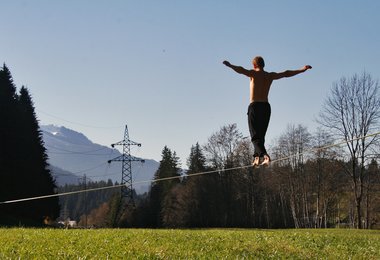 Michael Kemeter beim Versuch einer 253 m Longline in Tirol; Foto: Andi Sieferlinger