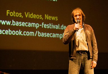 Bergsteigerlegende Hans Kammerlander begeisterte zum Basecamp-Auftakt das Publikum mit seinem Vortrag „Am seidenen Faden“.