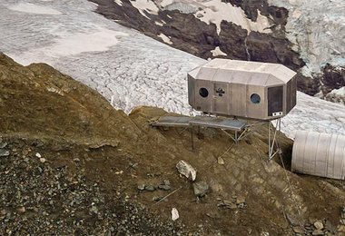 Das neue Glocknerbiwak - darunter die alte Biwakschachtel (Foto: Alpenverein/ Fabio Keck)