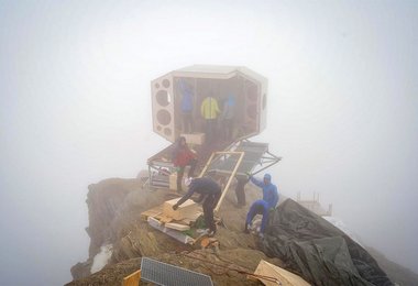 Das neue Glocknerbiwak ist außen aus Metall und innen aus Holz (Foto: Alpenverein/ Fabio Keck)