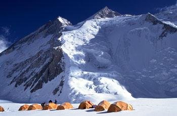 In Bildmitte die Aufstiegsroute zum Gipfel des Gasherbrum II