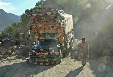 Begegnung am Karakorum Highway, Foto: Edi Koblmüller