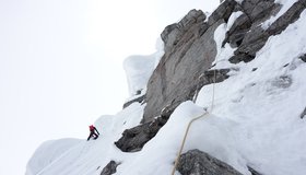 Ausstieg im "eigentlich leichten Gelände" über losen vertikalen Schnee und Wechten