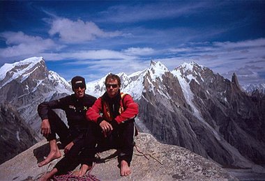 Hansjörg und Thomas auf dem Gipfel des Little Shipton nach der 
Erstbegehung von "Winds of change"