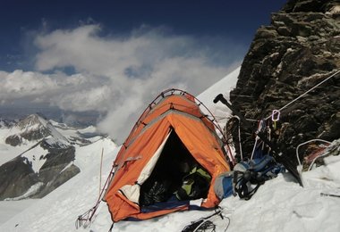 Unser Zelt auf 7600 m © AMICAL alpin