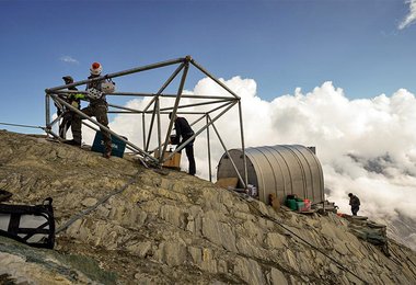 Beim Aufbau der neuen Biwakschachtel an der Nordseite des Großglockners  (Foto: Alpenverein/ Fabio Keck)