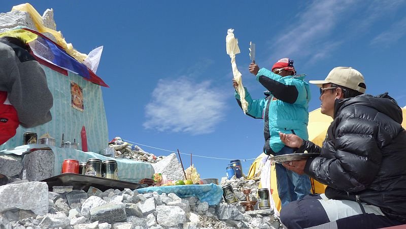 Sonam Tendu Sherpa rezitiert die Puja-Gebetsformeln Bild G.Kaltenbrunner
