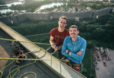 Mad Emil Dalsgaard, Co-CEO von Klimate und Adam Ondra bei Ausstieg an der Fassade von Copen Hill (c) Petr Chodura