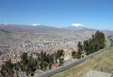 Blick über La Paz; rechts im Hintergrund der Illimani, in der Mitte der Mururata