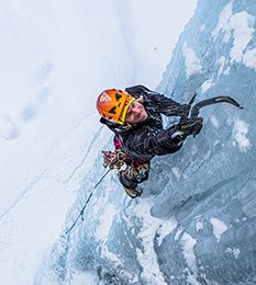 Guido Unterwurzacher beim Eisklettern im Pinnistal; Foto: Johannes Mair