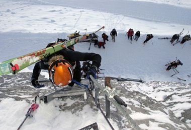 Klettersteig- Einlage beim Dachstein Xtreme 2006. Bei großen Rennen sind technische Passagen üblich und fordern die Athleten zusätzlich. Alpine Kenntnisse sind Voraussetzung. Foto: Hubert Hager, Molln