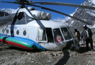 Der gecrashte MI8-Helikopter im Hillary Basecamp c Carlos Martinez