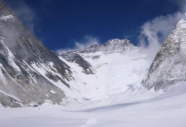 Im Tal des Schweigens - links Everest, in der Mitte der Lhotse, rechts der Nuptse