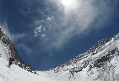 Im Aufstieg zum Nordcol; rechts Everest Nordwand © Ralf Dujmovits