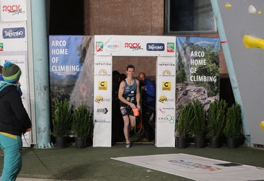 Publikumsliebling Adam Ondra auf dem Weg zu seiner Duell-Tour.