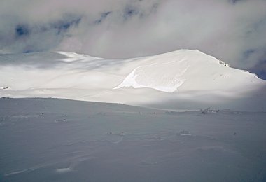 Bei den erwarteten Wetterbedingungen am Wochenende kann bereits eine geringe Zusatzbelastung ein Schneebrett auslösen (Foto: Naturfreunde Österreich/Ulf Edlinger)