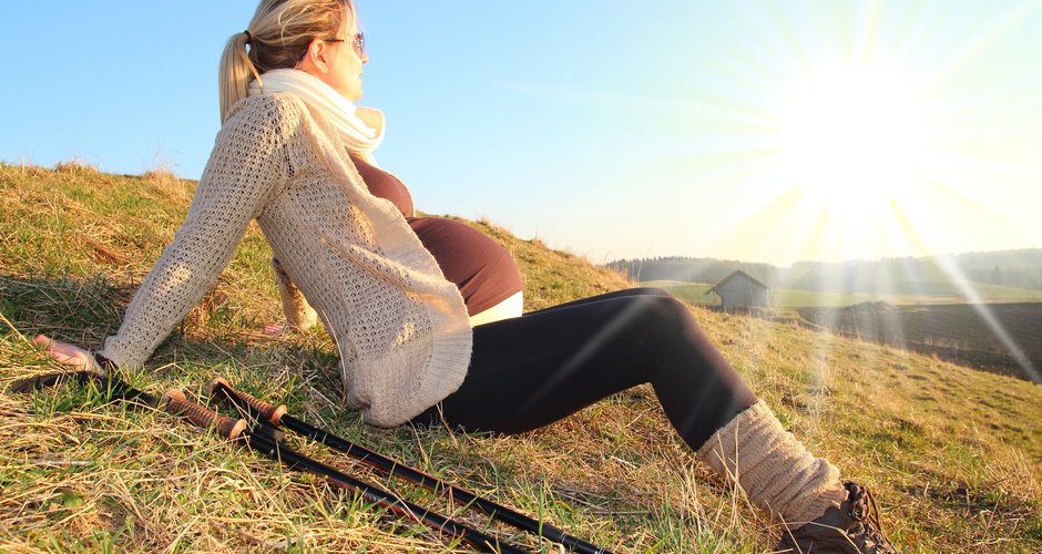 Schwangere Frau beim Wandern macht eine Pause (c) RioPatuca Images / Adobe Stock 