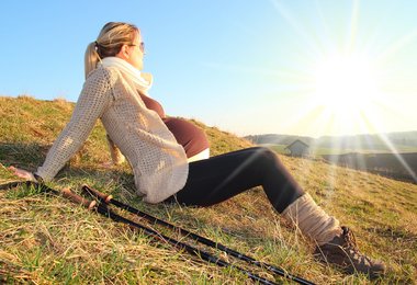 Schwangere Frau beim Wandern macht eine Pause (c) RioPatuca Images / Adobe Stock 