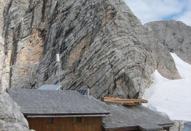 Die alte Seethalerhütte nahe der Bergstation der Dachstein Südwandbahn (c) Georg Unterberger