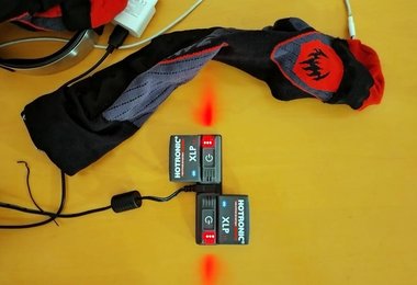 Das Laden der beiden Zanier Heated Socks Akkus geht einfach via USB (Stecker oder Akkupack)