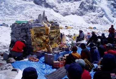 Sherpas im Everest BC, Foto www.laserer-alpin.at