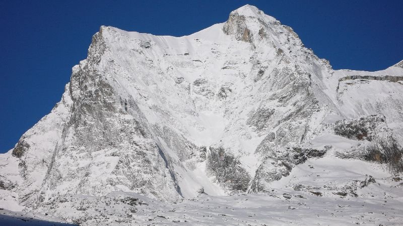 Der tief verschneite Kongde Ri mit seinem markanten Ostpfeiler rechts