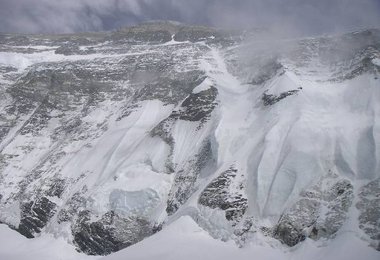 Everest Nordwand vom Wandfusslager 6100 m - Gerlinde auf Erkundungstour ganz unten Bildmitte