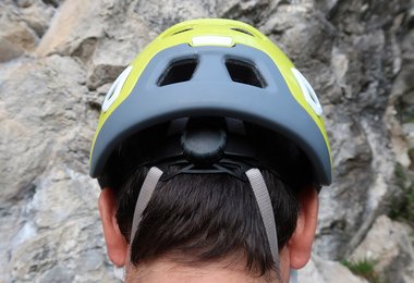 Hinten kann man den Storm Kletterhelm mit einem Verstellrad anpassen.