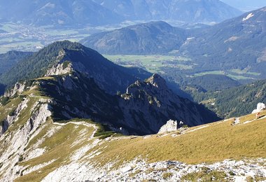 Ein langer Abstieg am Berg @ bergsteigen.com