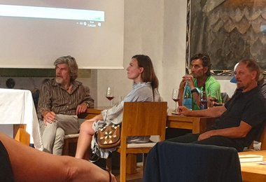 Reinhold Messner mit seiner Frau Diane, rechts davon Hanspeter Eisendle und Heinz Mariacher.