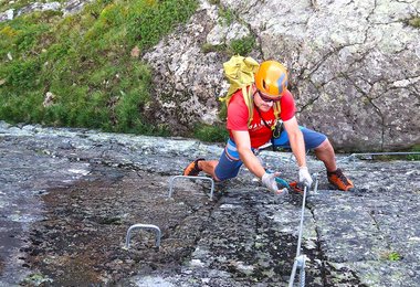 Mit der Trace Pro beim Klettersteiggehen - man sieht oben die Sweat Bar.