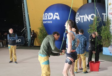 Adam Ondra kann es kaum glauben und auch der Chef-Organisator schaut ungläubig nach oben zur immer noch laufenden Uhr.