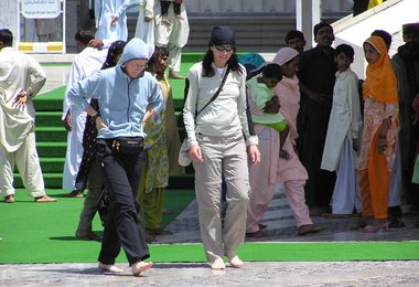 Elisabeth und Alix beim Besuch der Faisal-Moschee in Islamabad
