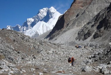 Unter der Makalu-Südwand mit Blick zu Lhotse Shar und Lhotse
